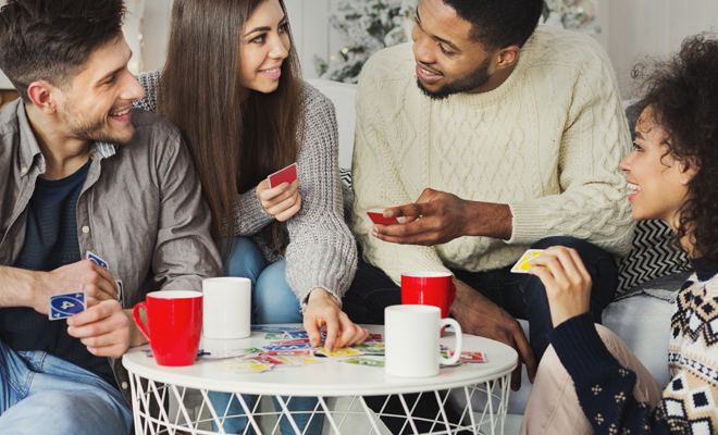 Juega a las cartas con tus amigos en una Navidad casera
