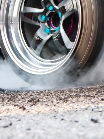 Soñar con una carrera de coches: cuidado con el estrés