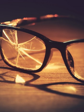 Soñar que se te rompen las gafas: cambia tu forma de ver el mundo