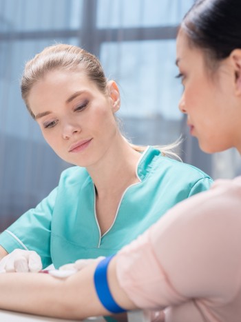 Beber agua antes de un análisis de sangre, ¿sí o no?