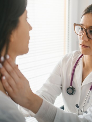 Cuándo ir al doctor por dolor de garganta: síntomas preocupantes