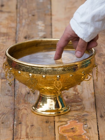 Significado de los sueños: el bienestar de soñar con agua bendita