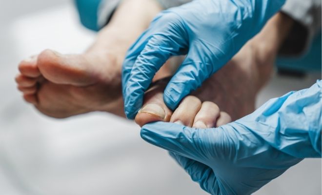 Recomendaciones de un podólogo para evitar que las uñas se claven