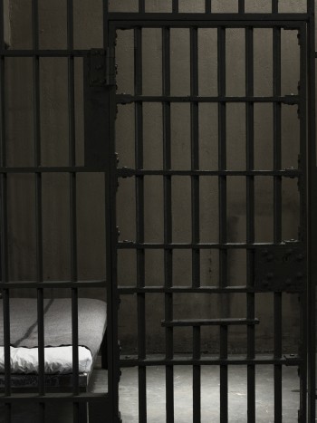 El significado de soñar con una cárcel: ¿te falta libertad?