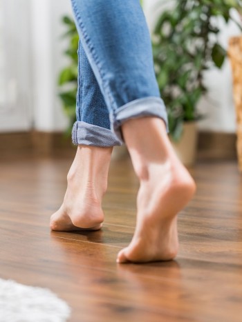 Soñar que andas descalza: cuidado con el camino por el que vas