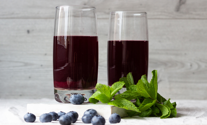 Cómo hacer un té de moras a la menta