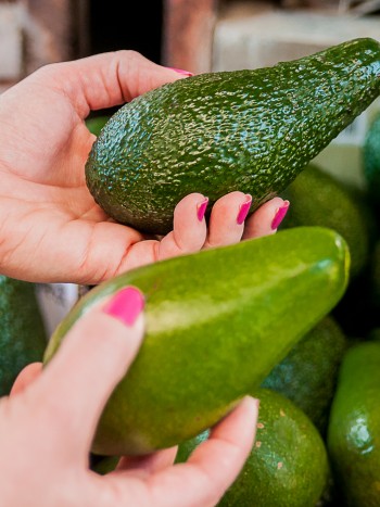 Trucos para saber (a simple vista) si un aguacate está maduro