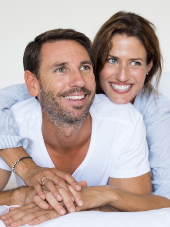 Significado de soñar que haces un trío: ¿te atreves con todo?