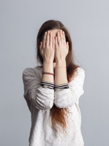 Frases sobre la timidez y la vergüenza (que te ayudarán a superarlas)