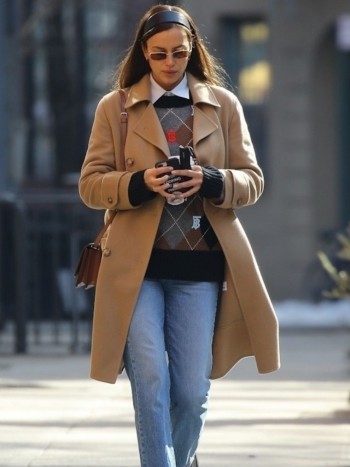 Guía práctica para combinar un jersey de rombos: 13 looks de tendencia