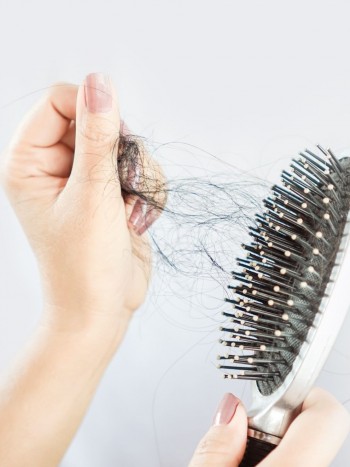 El peligro de soñar que se te cae el pelo: TODOS los significados