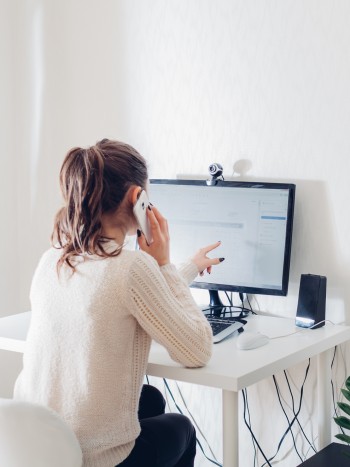 Consejos útiles para organizar la oficina en casa (y que no sea un caos)