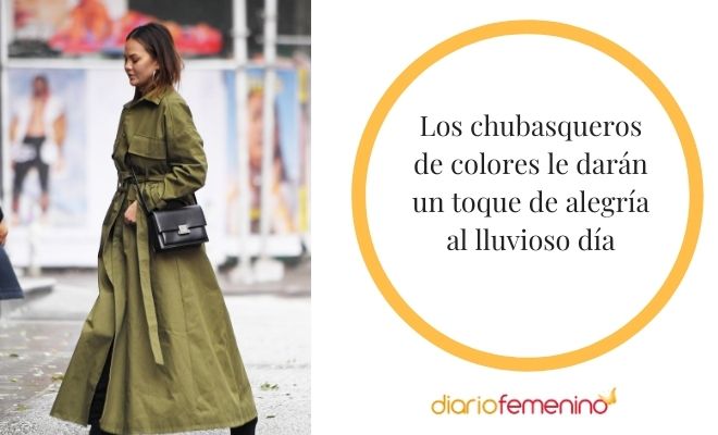 Cómo combinar un chubasquero de colores
