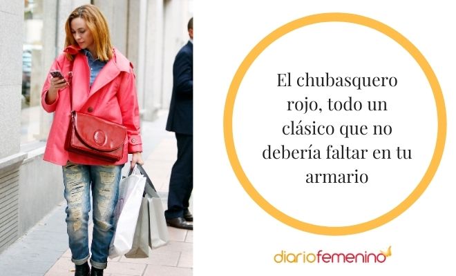 Formas de combinar un chubasquero de color rojo
