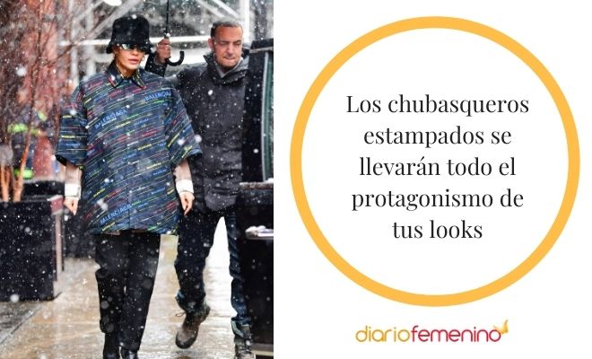¿Cómo debes combinar un chubasquero estampado?