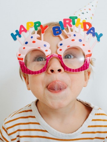 26 poemas de cumpleaños cortos y largos para dedicar a alguien especial