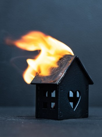 El significado de soñar que se quema tu casa