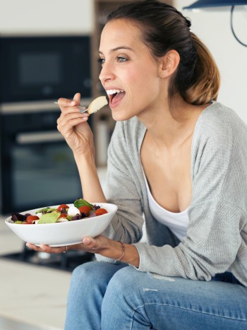 Alimentos que debes consumir (y evitar) para prevenir el dolor de regla