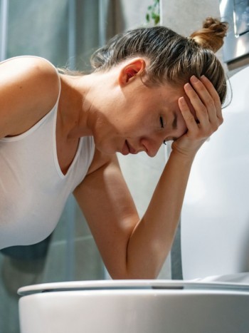 Soñar con vomitar para eliminar tu malestar
