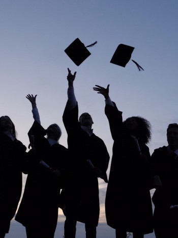 79 frases de graduación: mensajes para cerrar una etapa (y abrir otra)