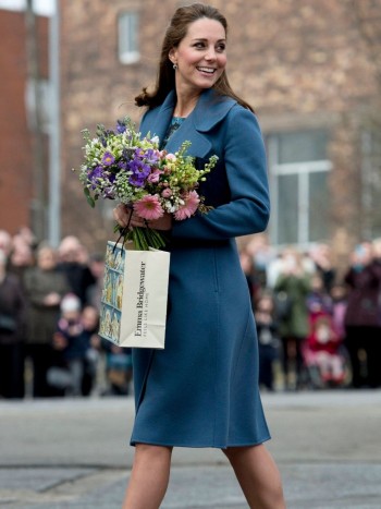 Ideas para combinar un abrigo azul: colores y prendas que no deben faltar