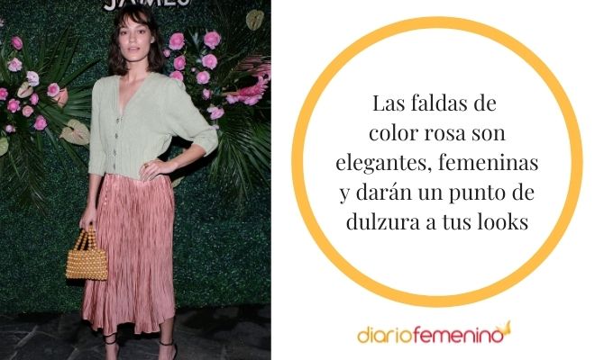 La mejor forma de combinar una falda de color rosa