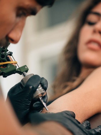 Tatuajes y SIDA: ¿Puedo tatuarme si tengo VIH?