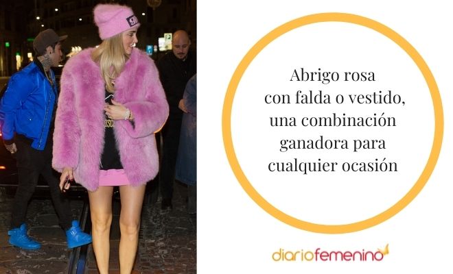 Puedes combinar un abrigo rosa con falda o vestido