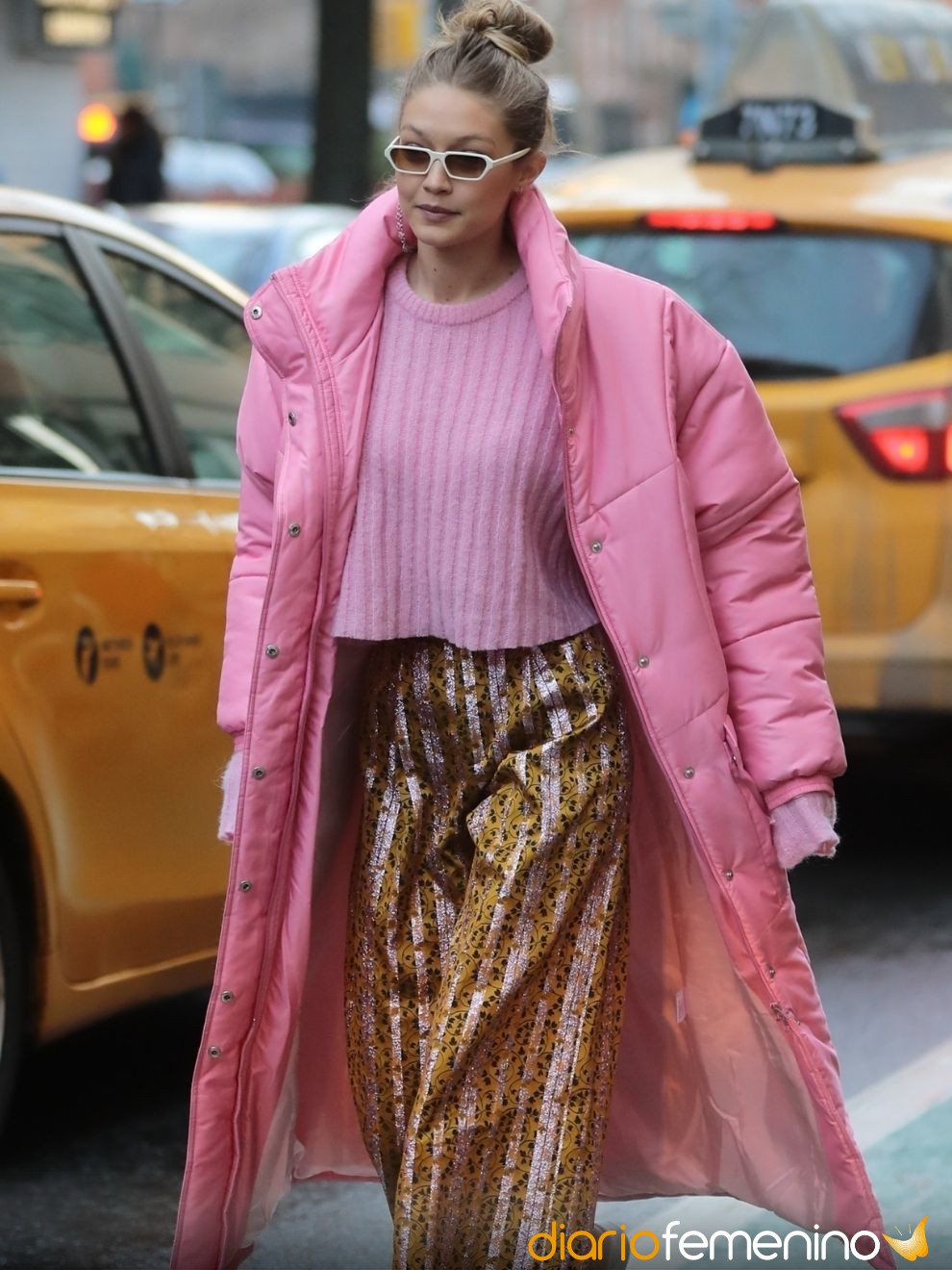 Manual esencial para combinar un abrigo rosa en looks casual y formales