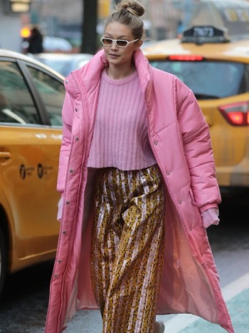 Manual esencial para combinar un abrigo rosa en looks casual y formales