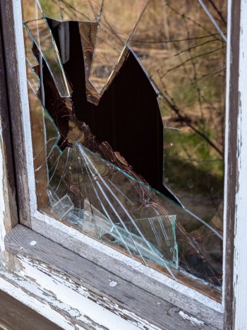 Soñar con ventanas rotas y la necesidad de una reparación emocional