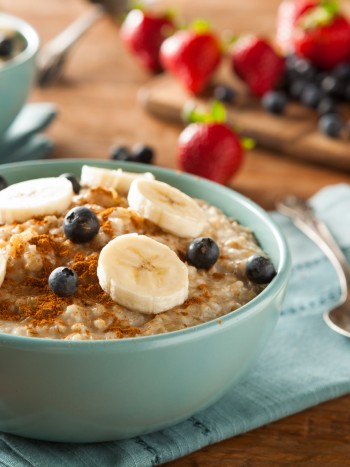 4 saludables recetas de porridge de avena (para desayunar o merendar)
