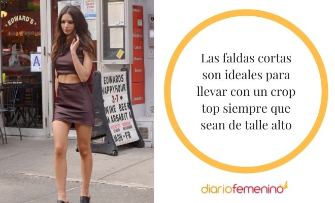 ¿Cómo combinar un crop top con falda corta?