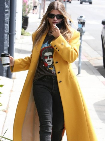 Looks para combinar un abrigo amarillo: outfits alegres contra el frío