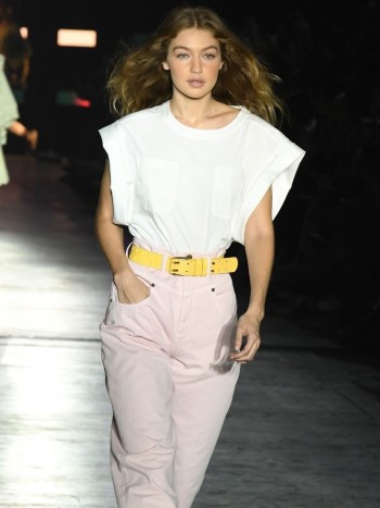 Manual para combinar camisetas con hombreras: looks vintage únicos