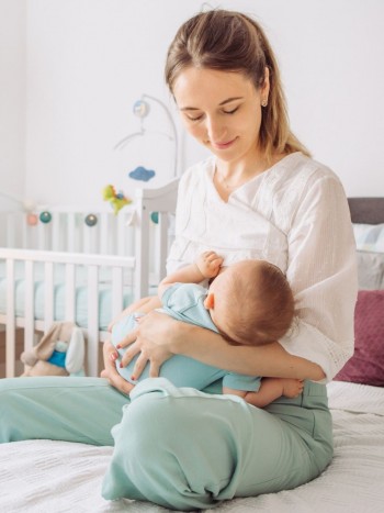 Soñar con dar el pecho: el significado de tus sueños de lactancia materna