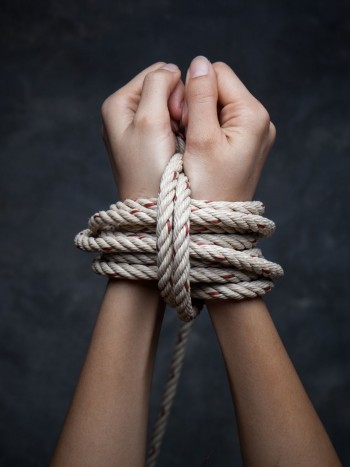 Soñar con estar secuestrada: rompe con las ataduras