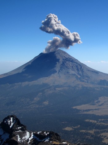 La romántica leyenda mexicana de los volcanes Iztaccíhuatl y Popocatépetl