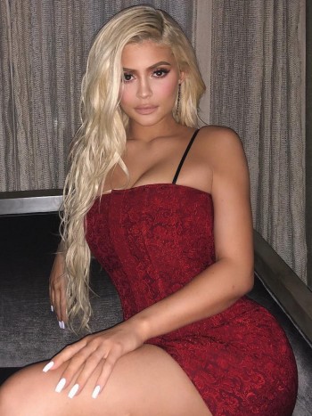 Cómo pintarse las uñas para combinarlas con un vestido rojo