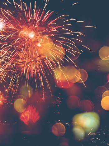 Soñar con fuegos artificiales: ¡celebra la vida!