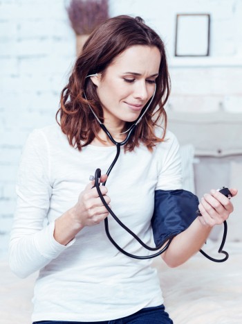 Cuándo ir al doctor por tensión alta: los casos más alarmantes