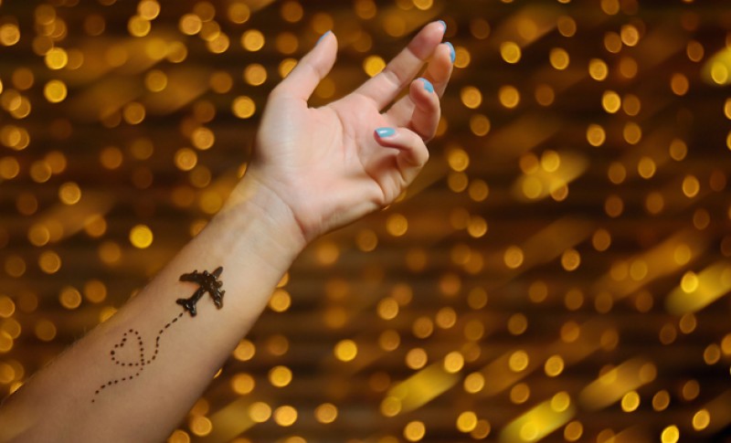 Significado de los tatuajes de aviones: libertad y aventura en un tattoo