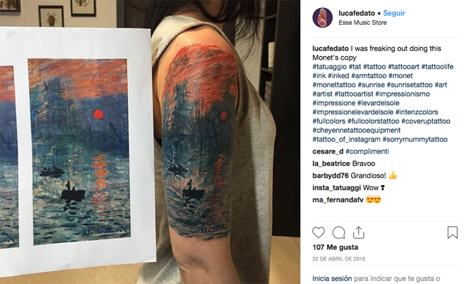 Un tattoo lleno de colorido que te favorecerá mucho