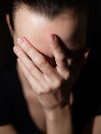 El significado de soñar que alguien se muere en tus brazos