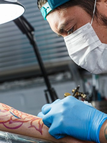 ¿Puedo hacerme un tattoo si tengo cicatrización queloide? Riesgos y consejos
