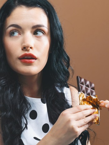 Quitar manchas de chocolate de la ropa es posible: trucos que funcionan