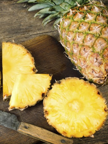 Trucos para saber si una piña está madura (y acertar al comprarla)