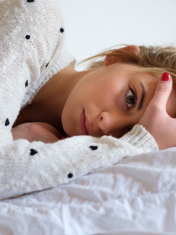 ¡Ayuda! Mis pensamientos no me dejan dormir, ¿qué hago?