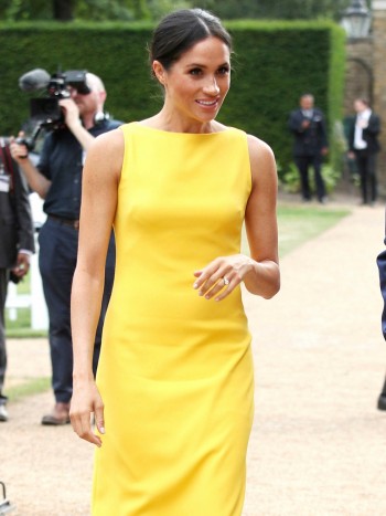 Cómo pintarse las uñas para combinarlas con un vestido amarillo
