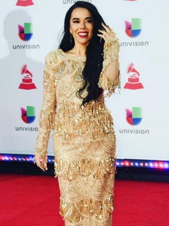 Cómo pintarse las uñas para combinarlas con un vestido dorado